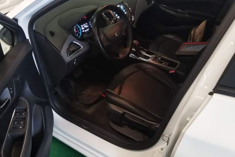 Used Chevrolet Cruze 2018 Redline 320 Automatic Pioneer Edition Driver Seat