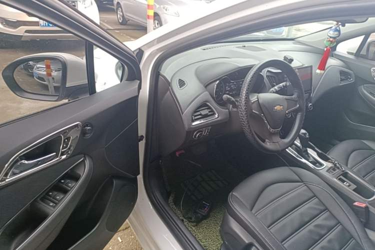Used Chevrolet Cruze 2018 Hatchback 320 Automatic Pioneer Sunroof Edition Driver Seat