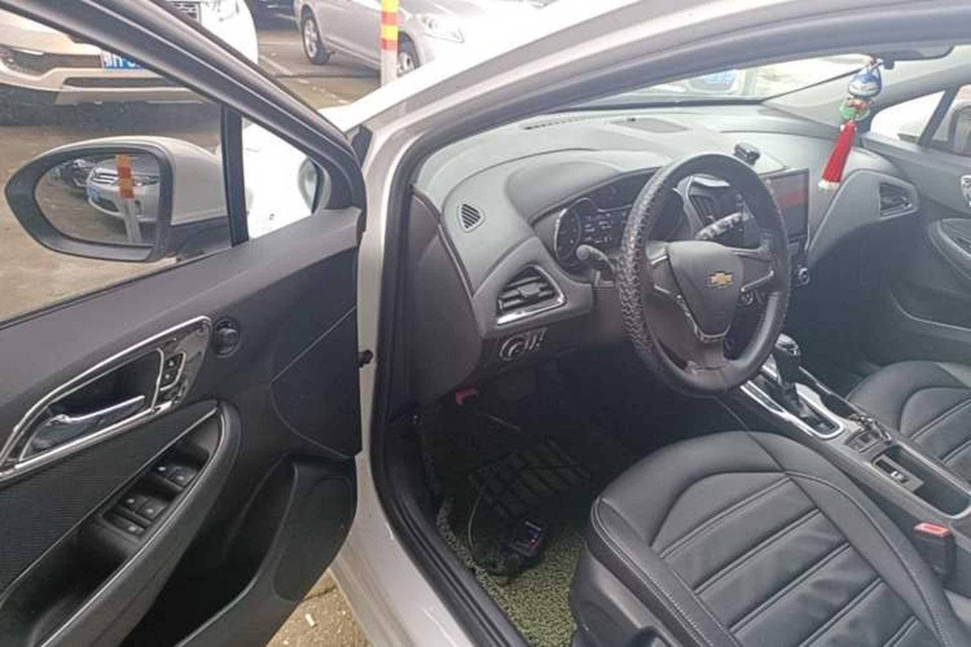 Used Chevrolet Cruze 2018 Hatchback 320 Automatic Pioneer Sunroof Edition Driver Seat