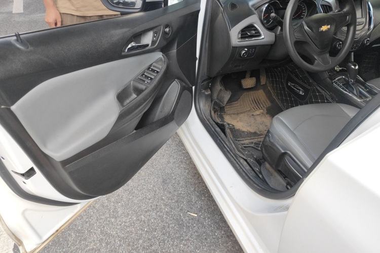 Used Chevrolet Cruze 2018 320 Automatic Pioneer Sunroof Edition Driver Seat