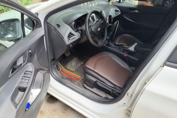 Used Chevrolet Cruze 2018 Hatchback 320 Automatic Pioneer Sunroof Edition Driver Seat