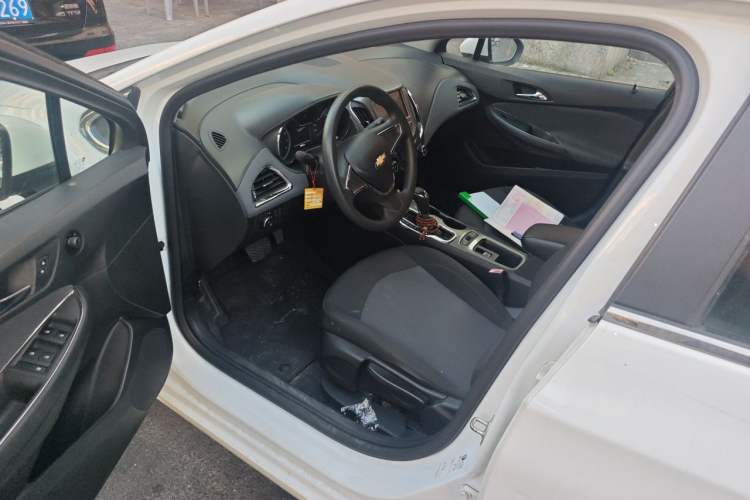 Used Chevrolet Cruze 2018 Hatchback 320 Automatic Pioneer Sunroof Edition Driver Seat