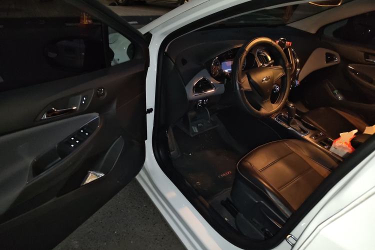 Used Chevrolet Cruze 2018 Redline 320 Automatic Pioneer Edition Driver Seat