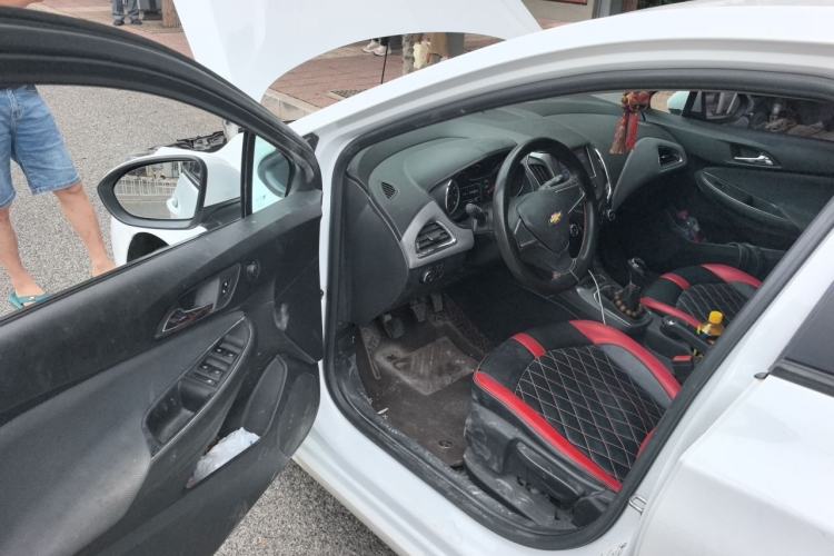 Used Chevrolet Cruze 2018 Hatchback 320 Manual Pioneer Edition Driver Seat