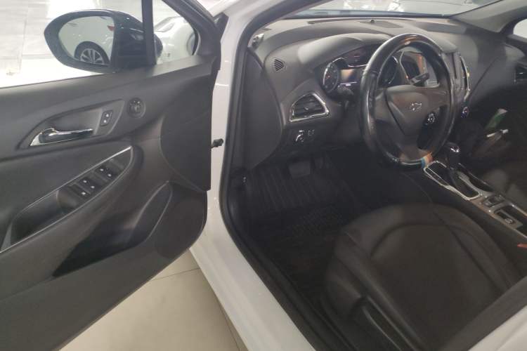 Used Chevrolet Cruze 2018 Redline 320 Automatic Pioneer Edition Driver Seat