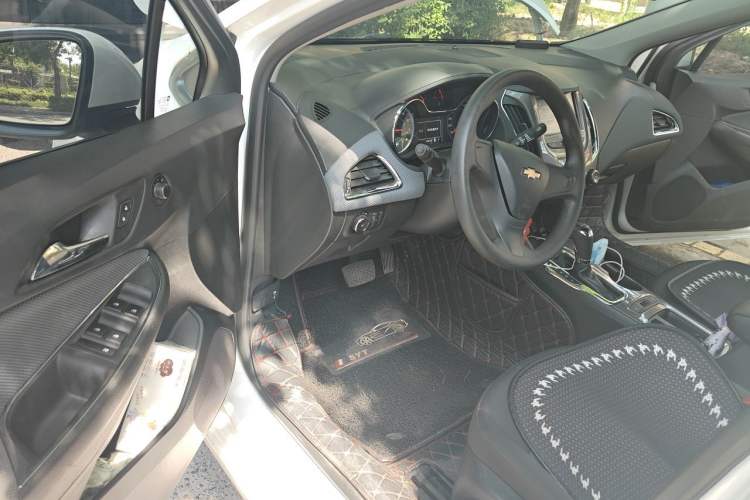 Used Chevrolet Cruze 2018 320 Automatic Pioneer Sunroof Edition Driver Seat