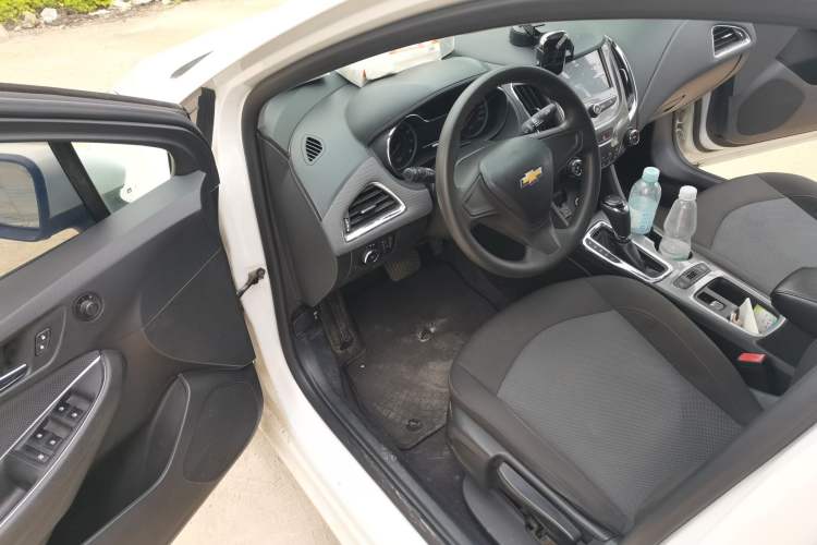 Used Chevrolet Cruze 2018 Hatchback 320 Automatic Pioneer Sunroof Edition Driver Seat