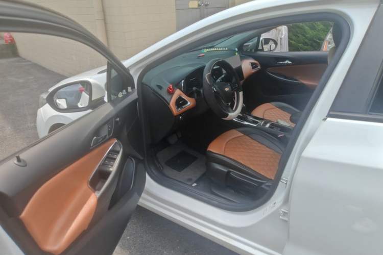 Used Chevrolet Cruze 2018 320 Automatic Pioneer Sunroof Edition Driver Seat