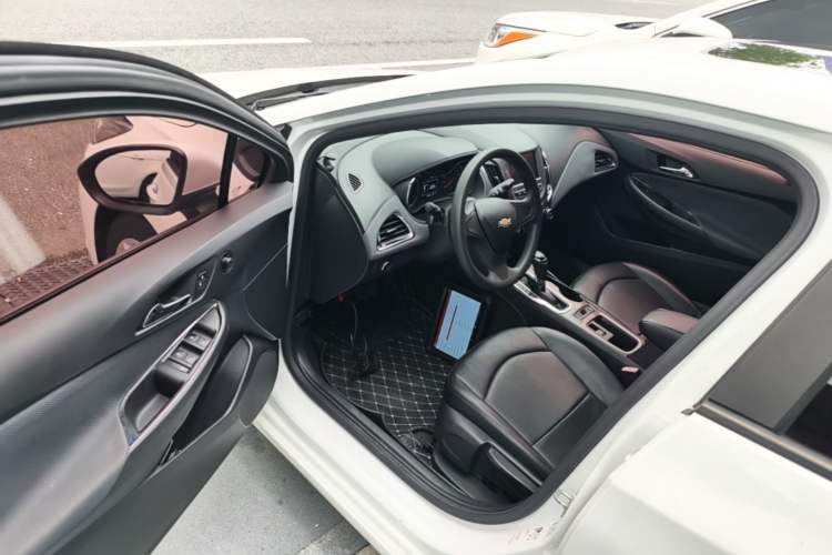 Used Chevrolet Cruze 2018 320 Automatic Pioneer Sunroof Edition Driver Seat