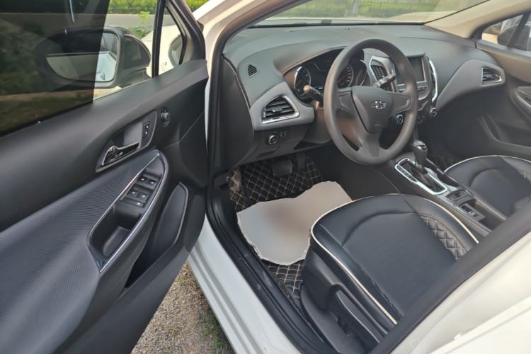 Used Chevrolet Cruze 2018 Redline 320 Automatic Pioneer Edition Driver Seat