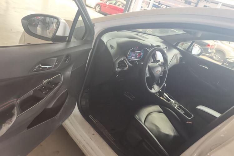 Used Chevrolet Cruze 2018 Hatchback 320 Automatic Pioneer Sunroof Edition Driver Seat