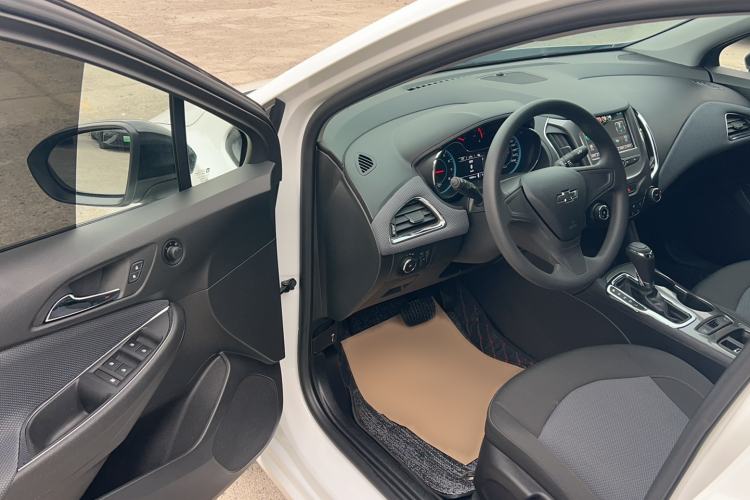 Used Chevrolet Cruze 2018 Redline 320 Automatic Pioneer Edition Driver Seat