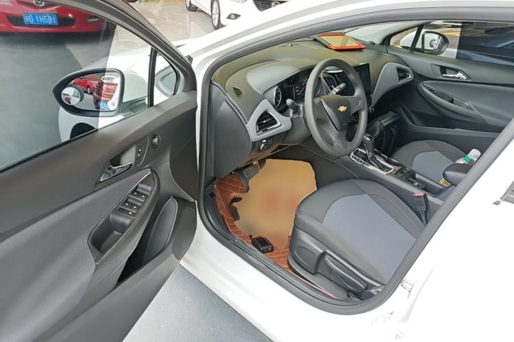 Used Chevrolet Cruze 2018 320 Automatic Pioneer Sunroof Edition Driver Seat