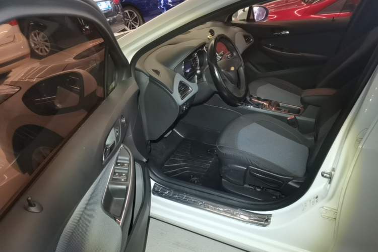 Used Chevrolet Cruze 2018 320 Automatic Pioneer Sunroof Edition Driver Seat