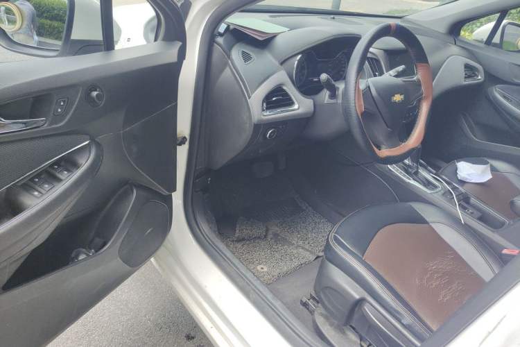 Used Chevrolet Cruze 2018 320 Automatic Pioneer Sunroof Edition Driver Seat