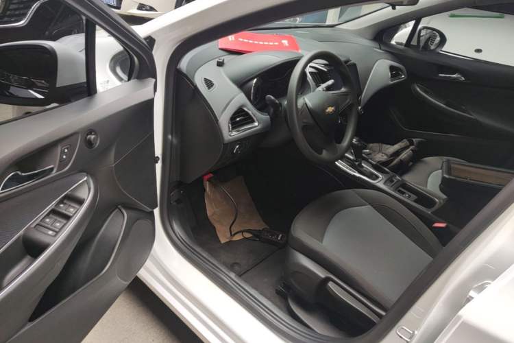 Used Chevrolet Cruze 2018 320 Automatic Pioneer Sunroof Edition Driver Seat
