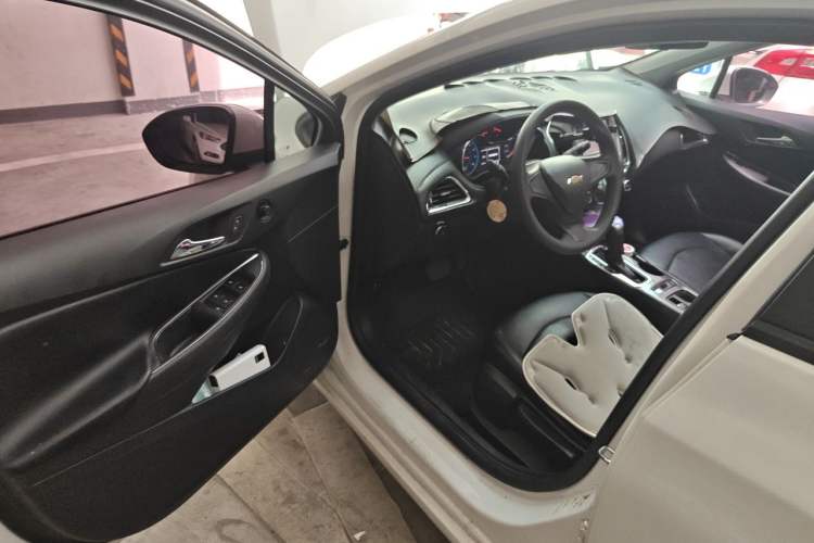 Used Chevrolet Cruze 2018 320 Automatic Pioneer Sunroof Edition Driver Seat