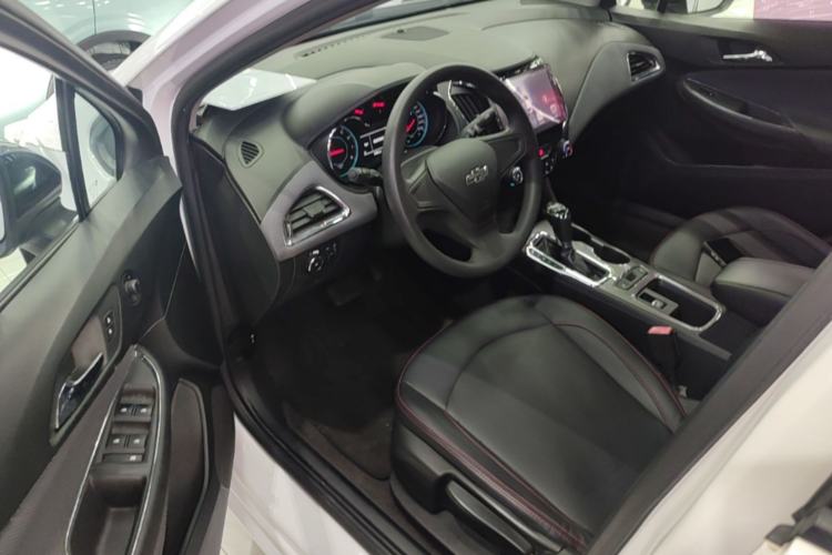 Used Chevrolet Cruze 2018 Redline 320 Automatic Pioneer Edition Driver Seat