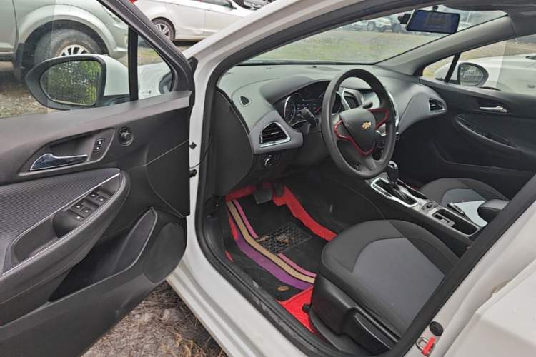 Used Chevrolet Cruze 2018 320 Automatic Pioneer Sunroof Edition Driver Seat