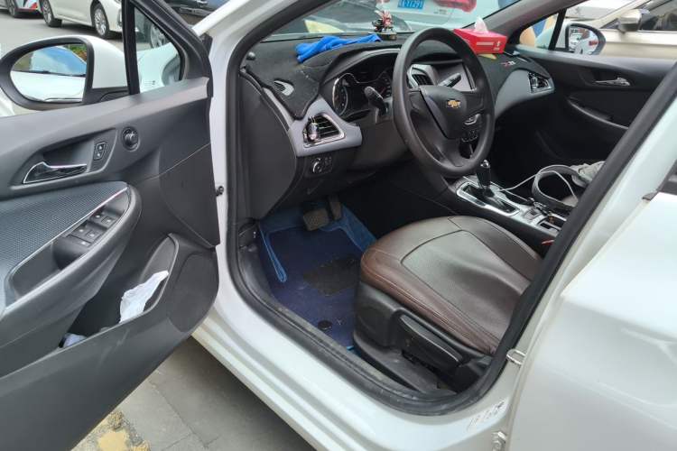 Used Chevrolet Cruze 2018 320 Automatic Pioneer Sunroof Edition Driver Seat