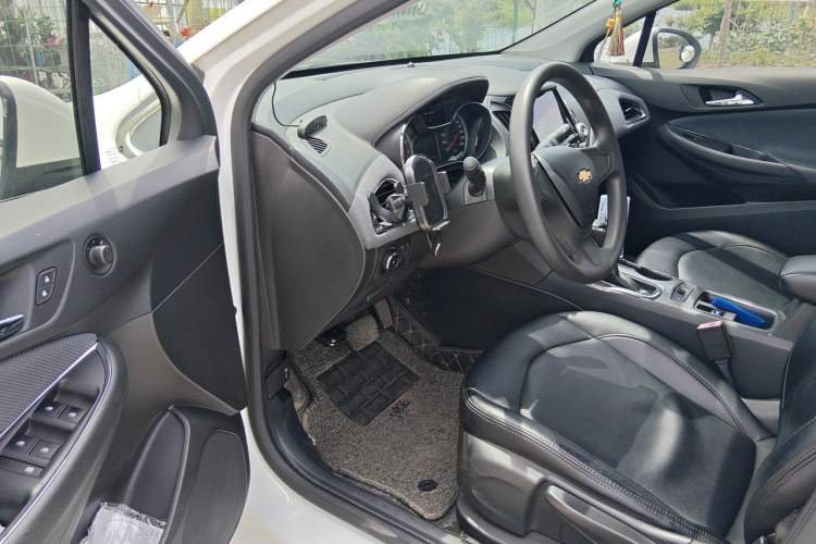 Used Chevrolet Cruze 2018 320 Automatic Pioneer Sunroof Edition Driver Seat