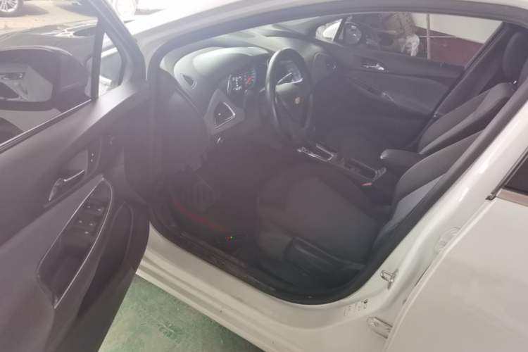 Used Chevrolet Cruze 2018 320 Automatic Pioneer Sunroof Edition Driver Seat