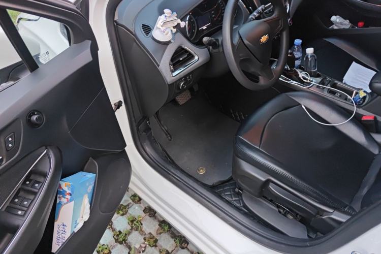 Used Chevrolet Cruze 2018 Hatchback 320 Automatic Pioneer Sunroof Edition Driver Seat