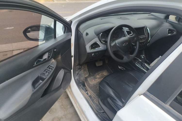 Used Chevrolet Cruze 2018 Redline 320 Automatic Pioneer Edition Driver Seat