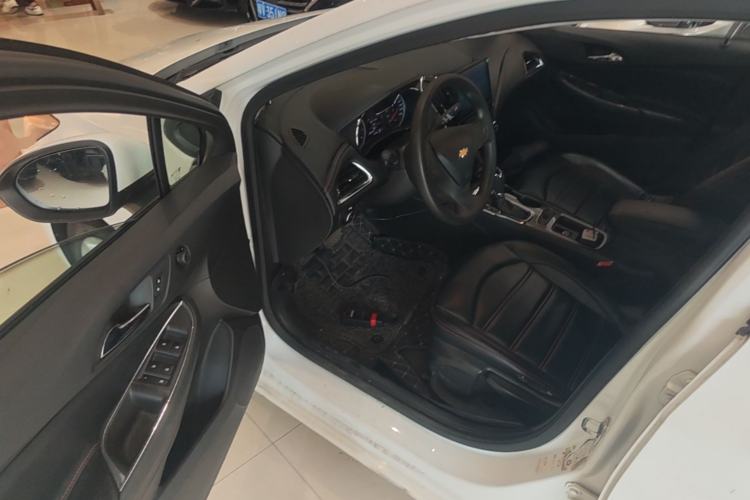 Used Chevrolet Cruze 2018 320 Automatic Pioneer Sunroof Edition Driver Seat