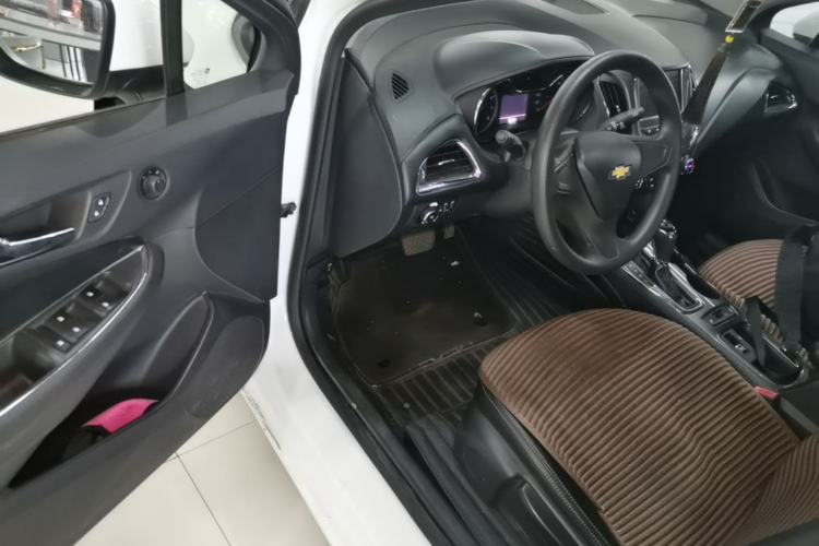 Used Chevrolet Cruze 2018 320 Automatic Pioneer Sunroof Edition Driver Seat
