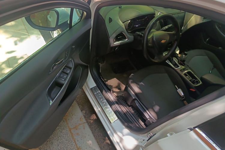 Used Chevrolet Cruze 2018 320 Automatic Pioneer Sunroof Edition Driver Seat