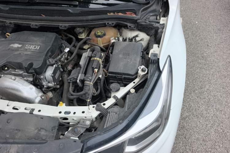 Used Chevrolet Cruze 2018 Hatchback 320 Manual Pioneer Edition Engine Bay Left