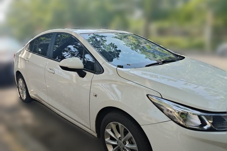 Used Chevrolet Cruze 2018 320 Automatic Pioneer Sunroof Edition Front Right 45 Deg