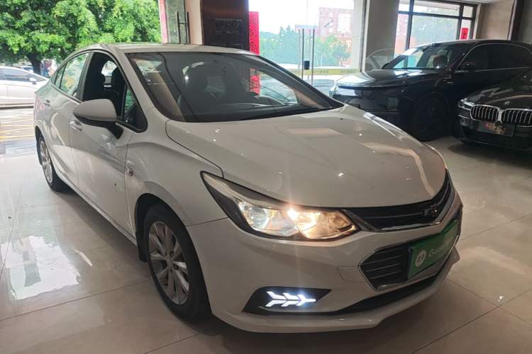 Used Chevrolet Cruze 2018 320 Automatic Pioneer Sunroof Edition Front Right 45 Deg