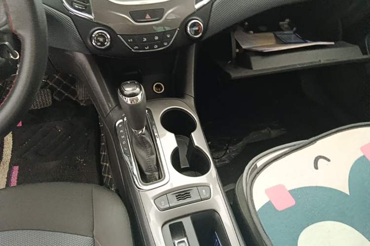 Used Chevrolet Cruze 2018 Hatchback 320 Automatic Pioneer Sunroof Edition Gear Lever