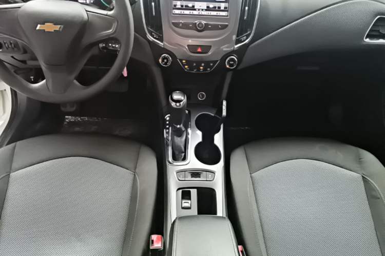 Used Chevrolet Cruze 2018 320 Automatic Pioneer Sunroof Edition Gear Lever