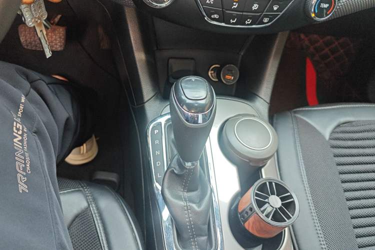 Used Chevrolet Cruze 2018 Hatchback 320 Automatic Pioneer Sunroof Edition Gear Lever