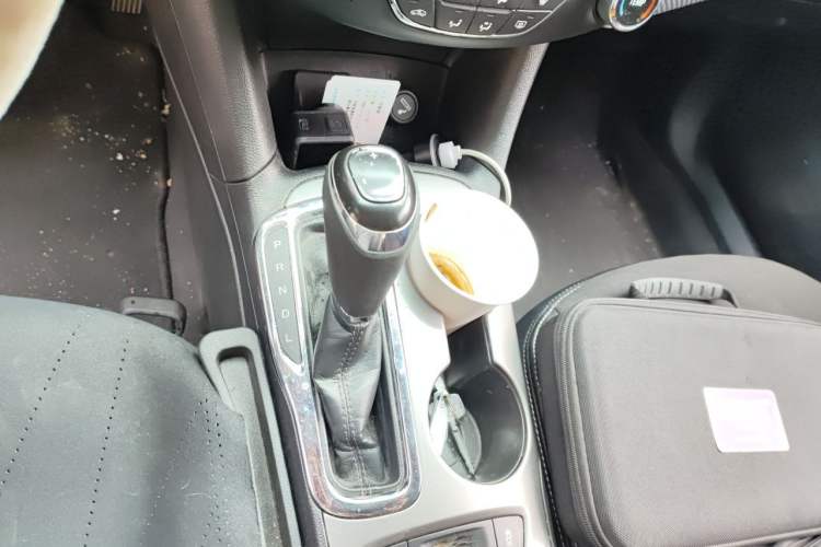 Used Chevrolet Cruze 2018 Hatchback 320 Automatic Pioneer Sunroof Edition Gear Lever