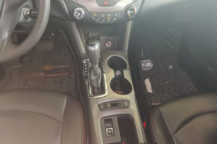 Used Chevrolet Cruze 2018 Hatchback 320 Automatic Pioneer Sunroof Edition Gear Lever
