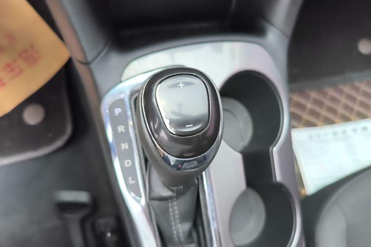 Used Chevrolet Cruze 2018 Hatchback 320 Automatic Pioneer Sunroof Edition Gear Lever