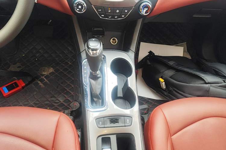 Used Chevrolet Cruze 2018 Hatchback 320 Automatic Pioneer Sunroof Edition Gear Lever