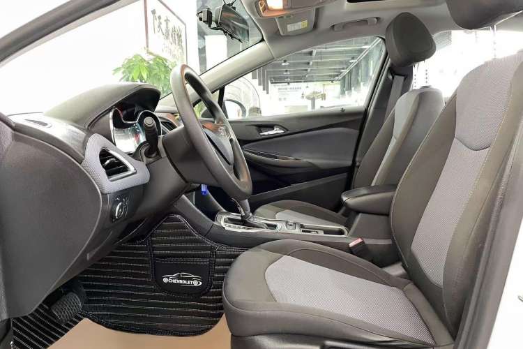 Used Chevrolet Cruze 2018 Redline 320 Automatic Pioneer Edition Interior 1