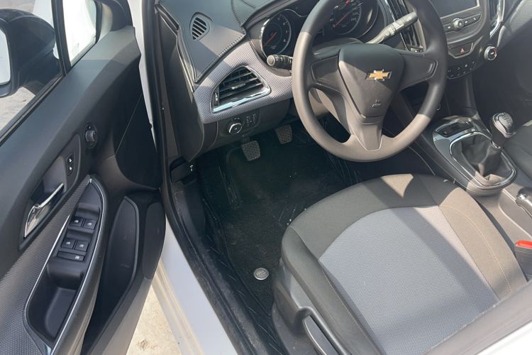 Used Chevrolet Cruze 2018 Revised Version 320 Manual Pioneer Edition Interior 2