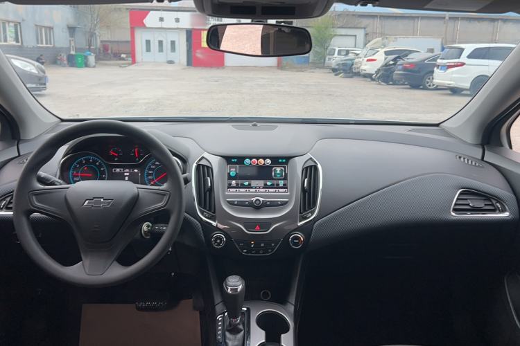 Used Chevrolet Cruze 2018 Redline 320 Automatic Pioneer Edition Interior 2