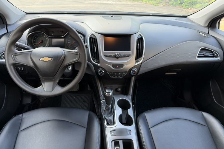 Used Chevrolet Cruze 2018 320 Automatic Pioneer Sunroof Edition Interior 2
