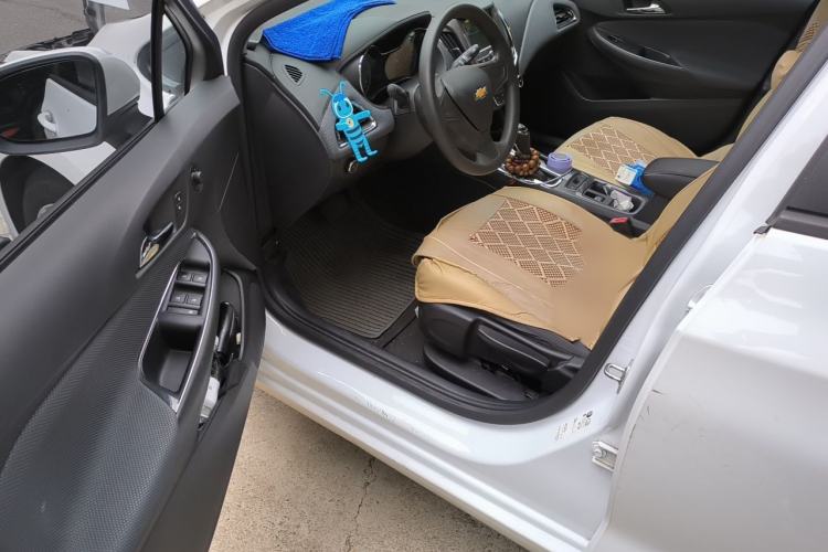 Used Chevrolet Cruze 2018 320 Automatic Pioneer Sunroof Edition Interior 3