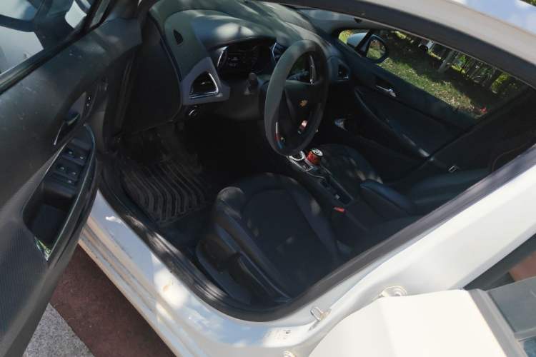 Used Chevrolet Cruze 2018 320 Automatic Pioneer Sunroof Edition Interior 3
