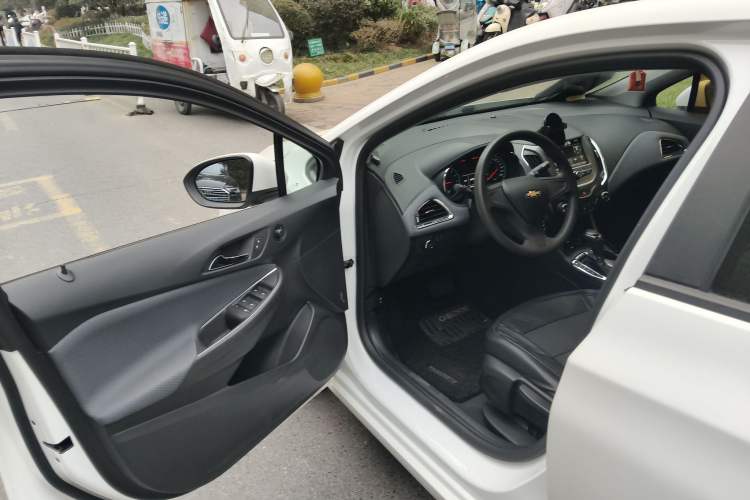 Used Chevrolet Cruze 2018 320 Automatic Pioneer Sunroof Edition Interior 3