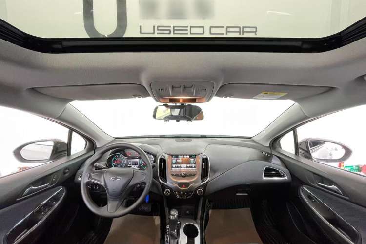 Used Chevrolet Cruze 2018 Redline 320 Automatic Pioneer Edition Interior 3