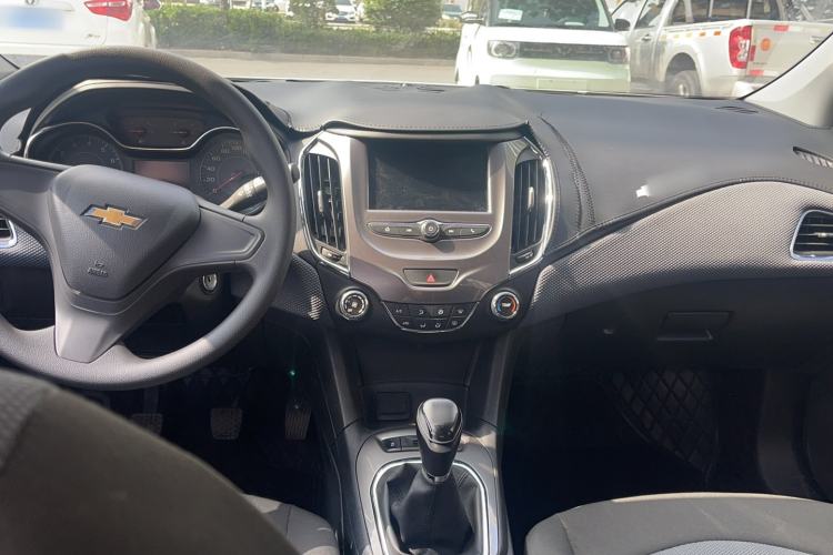 Used Chevrolet Cruze 2018 Revised Version 320 Manual Pioneer Edition Interior 4